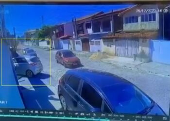 Motorista embriagado bate em portão de casa em São Pedro da Aldeia