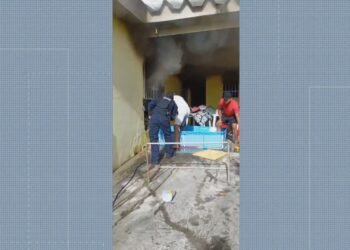 Mulher é detida após atear fogo na própria casa com três filhos dentro, em Niterói