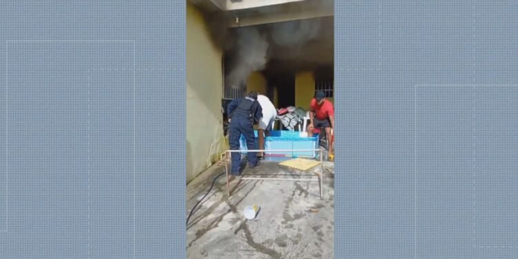 Mulher é detida após atear fogo na própria casa com três filhos dentro, em Niterói Mulher é detida após atear fogo na própria casa com três filhos dentro, em Niterói