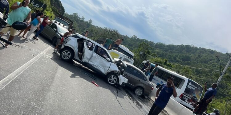 Engavetamento com mais de 10 veículos interditados totalmente à RJ-106, em Maricá; VÍDEO