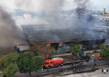 Incêndio atinge Ceasa, mas pavilhão de Teresópolis segue intacto