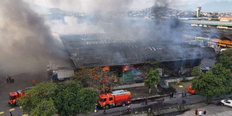 Incêndio atinge Ceasa, mas pavilhão de Teresópolis segue intacto