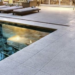 Revestimentos que valorizam piscinas e ampliam o visual da área externa