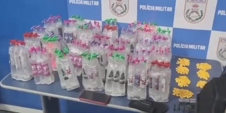 Polícia apreende frascos de lançamento-perfume e comprimidos de ecstasy com mulher que embarcou com o filho na Rodoviária do Rio Polícia apreende frascos de lançamento-perfume e comprimidos de ecstasy com mulher que embarcou com o filho na Rodoviária do Rio