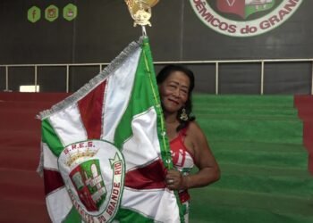 Morre Helenice Catharina, porta-bandeira da Grande Rio, aos 76