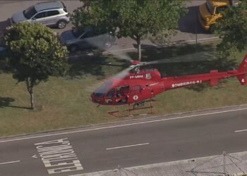 Helicóptero precisa fazer pouso de emergência na Avenida das Américas para resgatar idoso atropelado