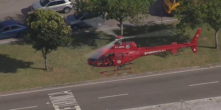 Helicóptero precisa fazer pouso de emergência na Avenida das Américas para resgatar idoso atropelado