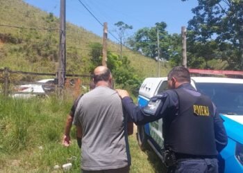 Homem está preso por ameaçar, ter controle financeiro e manter companhia no cárcere privado em Piraí