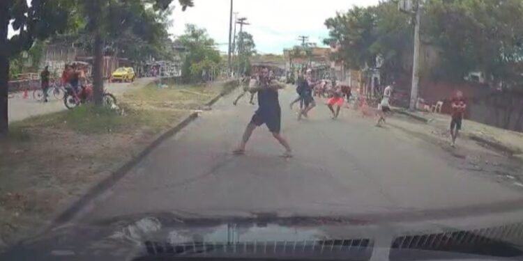 Criminosos armados param o trânsito e atravessam a Rua Leopoldo Bulhões; VÍDEO