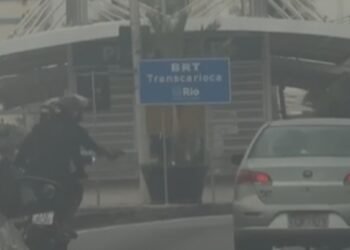 Tentativa de assalto termina com tiros em carro na Praça Seca