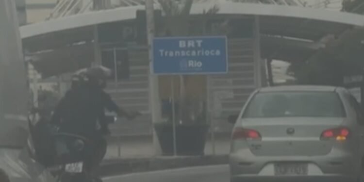 Tentativa de assalto termina com tiros em carro na Praça Seca