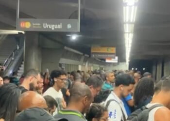 Problema em composição do metrô deixa estações cheias