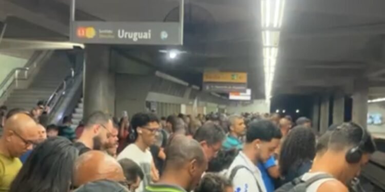 Problema em composição do metrô deixa estações cheias