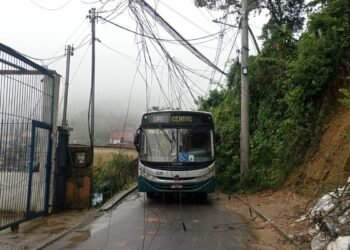 Chuva perde força em Petrópolis e pontos de apoio são fechados