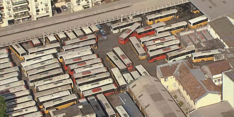 Ônibus da Real e Vila Isabel fazem paralisação por falta de diesel