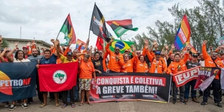 Protesto bloquear heliporto no Farol de São Thomé, em Campos, e atrasa 18 voos para plataformas