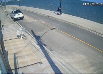 Jovem fica ferido após queda poste com patinete elétrico em Araruama