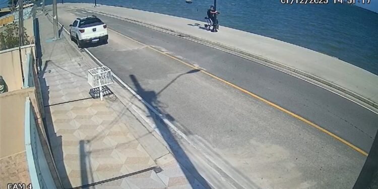 Jovem fica ferido após queda poste com patinete elétrico em Araruama