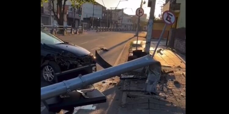Carro derrubou sinal de trânsito na Avenida 28 de Março em Campos