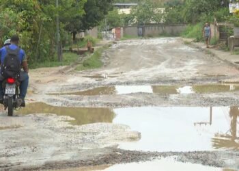 Moradores de Queimados denunciam que obras que deveriam reduzir enchentes estão paradas há 1 ano