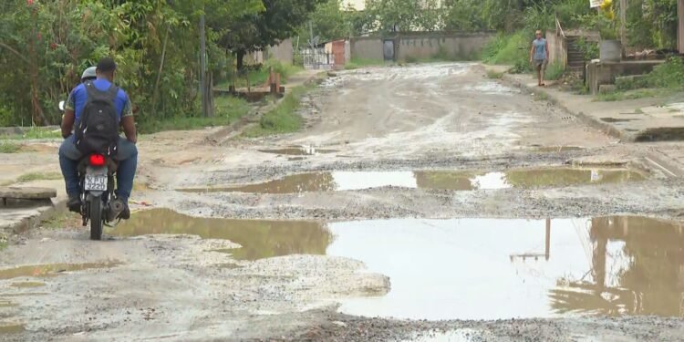 Moradores de Queimados denunciam que obras que deveriam reduzir enchentes estão paradas há 1 ano