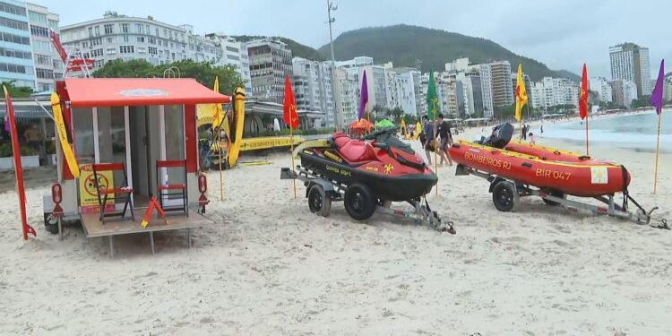 Operação Verão: bombeiros apresentam unidades móveis e ‘drones falantes’ para reforço no salvamento Operação Verão: bombeiros apresentam unidades móveis e ‘drones falantes’ para reforço no salvamento