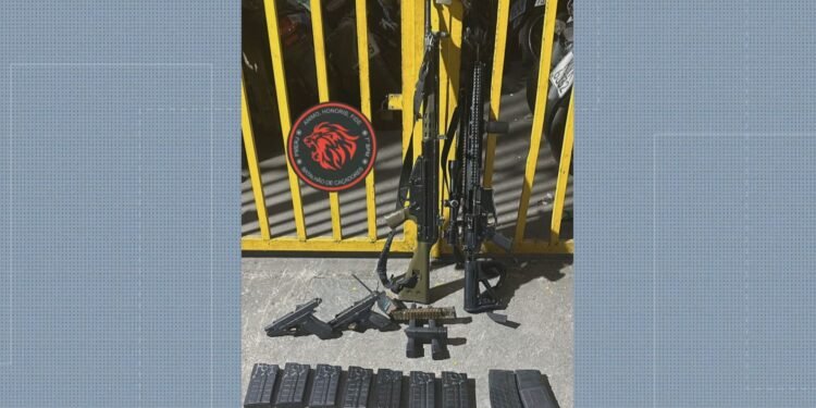 PM é preso com suspeito de integrar tráfico dentro de carro em São Gonçalo, no RJ