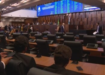 Veja o que disseram deputados no plenário durante votação sobre a prisão de Rodrigo Bacellar na Alerj