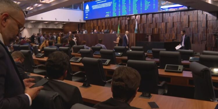 Veja o que disseram deputados no plenário durante votação sobre a prisão de Rodrigo Bacellar na Alerj