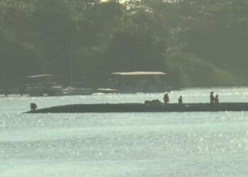 Tubo do emissário submarino emerge na Lagoa de Marapendi, na Barra; veja imagens