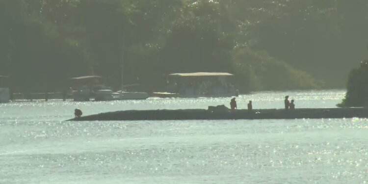 Tubo do emissário submarino emerge na Lagoa de Marapendi, na Barra; veja imagens