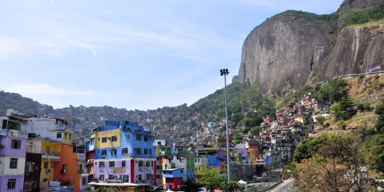 Quase um terço dos cariocas vive em favelas, aponta IBGE
