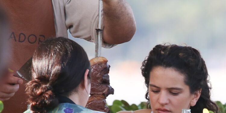 Rosalía almoça em churrascaria na Zona Sul e passeia no Centro do Rio