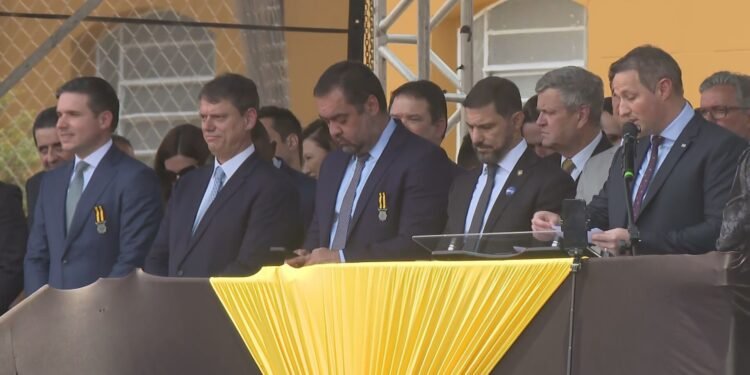 Um mês após megaoperação no Rio que deixou 122 mortos, Claudio Castro recebe homenagem da Rota em SP