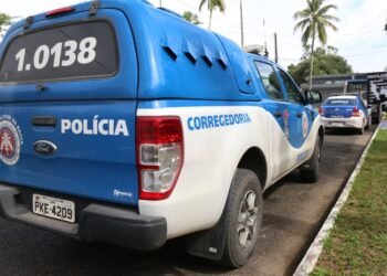 Viatura é alvo de tiros em confronto entre PMs e criminosos na Bahia
