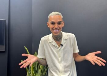 ‘Trabalha no SAC, é, mãe?’: cantor de pagode baiano viraliza com trabalho-língua nas redes sociais