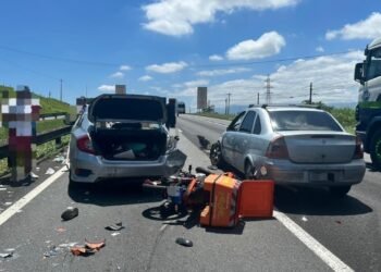 Acidente entre três carros e moto deixa uma pessoa ferida na Via Dutra, em Resende