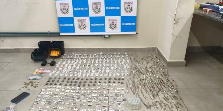 Dupla é presa com mais de 1kg de drogas em Volta Redonda