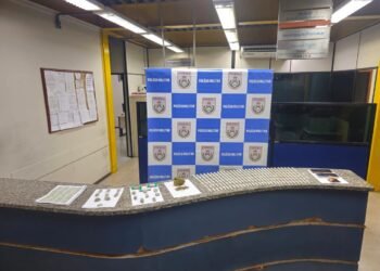 Jovem e mulher são detidas por suspeita de envolvimento com tráfico