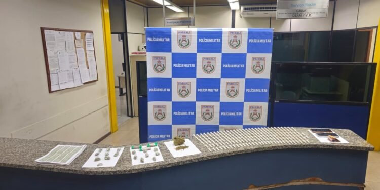 Jovem e mulher são detidas por suspeita de envolvimento com tráfico