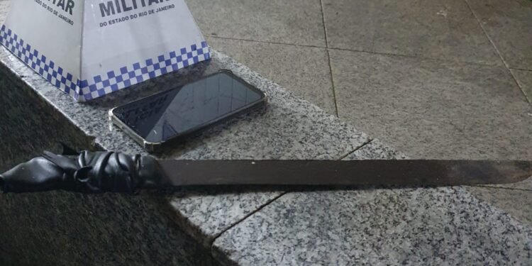 Homem é preso por ameaçar com facão e manter companheiro em cárcere privado em Três Rios Homem é preso por ameaçar com facão e manter companheiro em cárcere privado em Três Rios