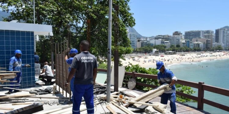 Parte do quiosque construído irregularmente no Mirante do Leblon está demolido