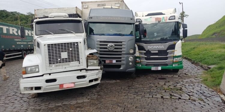 Caminhoneiro sofre mal súbito e provoca acidente em Barra Mansa