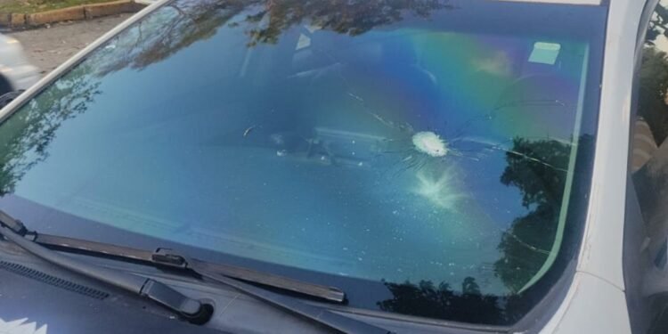 Jovem troca tiros com policiais civis, é baleado e preso após perseguição em Resende Jovem troca tiros com policiais civis, é baleado e preso após perseguição em Resende