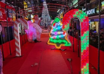 Rocinha, maior favela do Brasil, recebe cidade natalina tecnológica pela 1ª vez