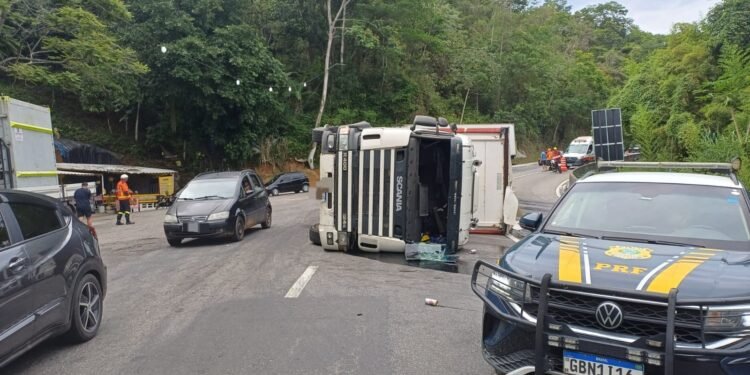 Trânsito na descida da Serra das Araras continua parcialmente interditado pelo acidente em Piraí Trânsito na descida da Serra das Araras continua parcialmente interditado pelo acidente em Piraí