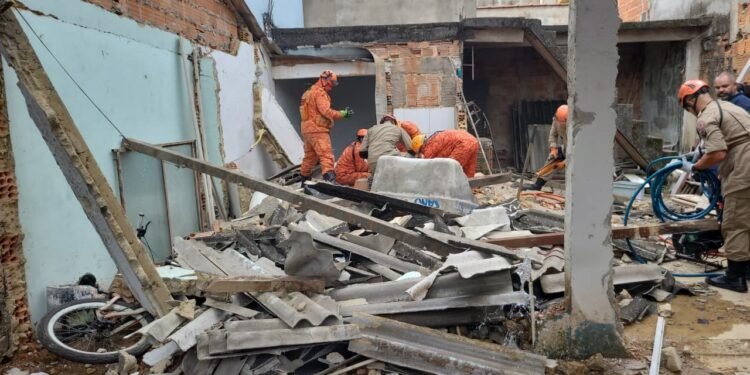 Laje de casa desaba e deixa dois feridos em Resende