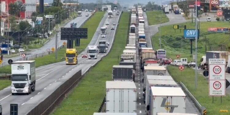 Veículos em painel causam transtornos na Via Dutra na manhã desta quarta-feira