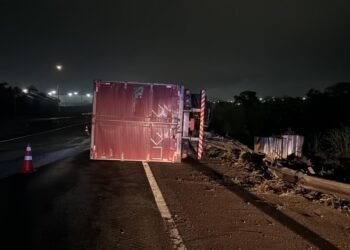 Carreta tomba e deixa ferido na Via Dutra, em Itatiaia