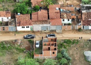 Três pessoas são presas e adolescentes são apreendidas em operação contra homicídios e tráfico de drogas na Bahia